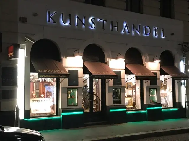 Schauraum Kunsthandel Fiedler bei Nacht